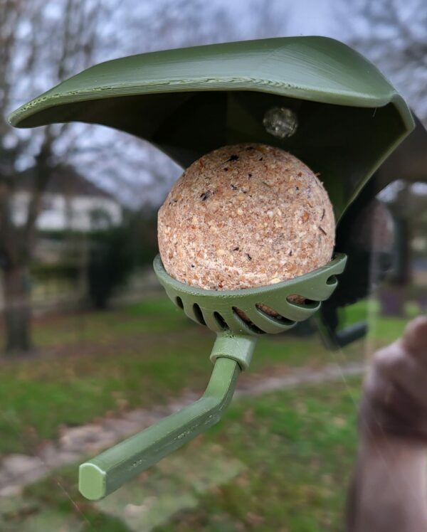 boule distributeure de nourriture à oiseaux